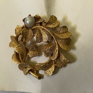 Vintage Antique gold tone flower wreath brooch with pearl setting